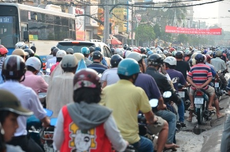 Đóng cầu, thành phố kẹt xe nghiêm trọng - 2 Hàng vạn phương tiện nhích từng bước một trên đường Hậu Giang