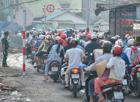 Đóng cầu, thành phố kẹt xe nghiêm trọng - 3 Hàng vạn phương tiện nhích từng bước một trên đường Hậu Giang