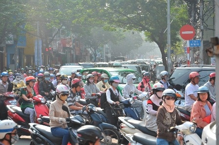 Đóng cầu, thành phố kẹt xe nghiêm trọng - 4 Nhưng trên các tuyến đường xung quanh cầu thì ùn tắc nghiêm trọng