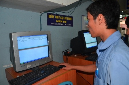 Nhiều người vừa nhắn tin lấy số thứ tự, vừa đặt vé qua mạng cho chắc ăn