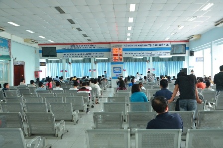 Khu vực chờ mua vé tàu Tết khá vắng vẻ (lúc 10h ngày 10/10)