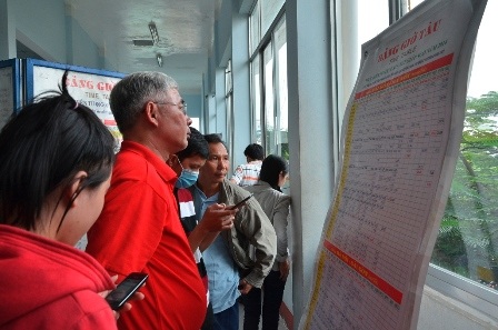 Khu vực chờ mua vé tàu Tết khá vắng vẻ (lúc 10h ngày 10/10)