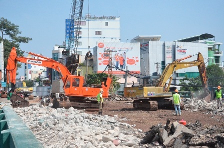 Đơn vị thi công tiến hành cào bóc lớp mặt cầu