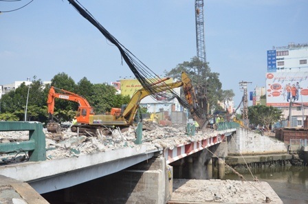 Sau đó phá vỡ cấu kiện bê tông thân cầ