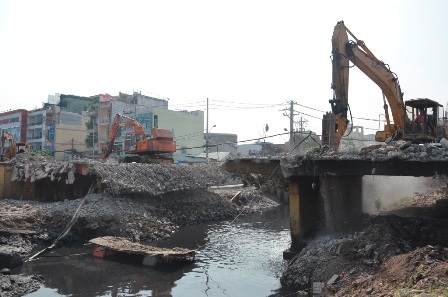 Một đoạn cầu đã bị phá hủy hoàn toàn