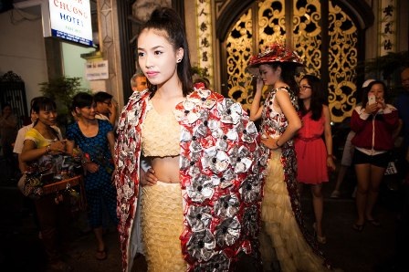 Diện trang phục kết bằng... bao cao su dạo phố Tây - 2 Những trang phục lạ mắt hấp dẫn du khách