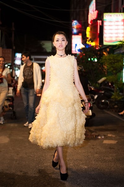 Diện trang phục kết bằng... bao cao su dạo phố Tây - 6 Thanh Hoa