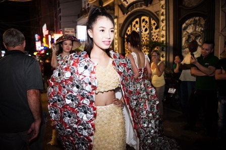 Diện trang phục kết bằng... bao cao su dạo phố Tây - 7 Thanh Phương