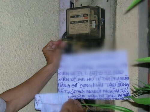 Đề nghị khởi tố hành vi trộm cắp trong hàng trăm vụ "câu" điện - 1 Một vụ vi phạm trộm cắp điện ở TPHCM bị phát hiện (ảnh minh họa)
