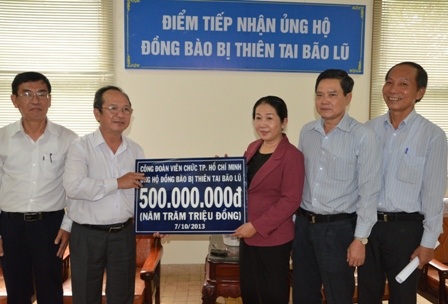 Công đoàn Viên chức TPHCM ủng hộ đồng bào miền Trung 500 triệu đồng