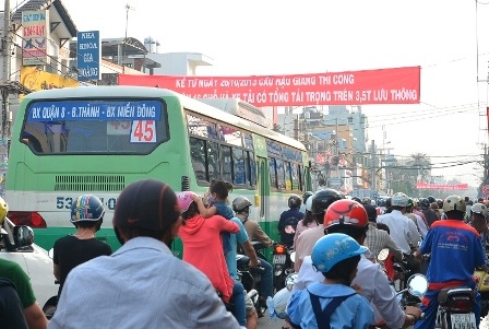 Xe buýt "mất khách" vì thành phố đóng cầu - 1 Việc đóng cầu gây ảnh hưởng nhiều đến hoạt động của xe buýt