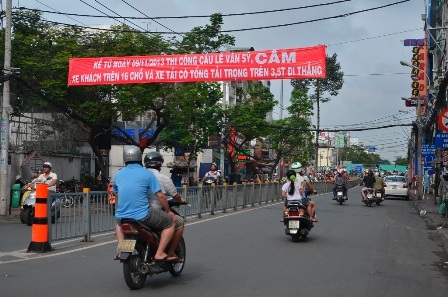 Nhưng ngày cuối tuần nên giao thông thưa thớt