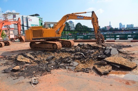 Cầu đã đóng, máy móc đang được tập kết trên cầu, chuẩn bị tháo dỡ