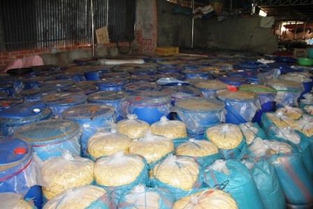 Gần trăm tấn măng chứa axit độc tại cơ sở của ông Lâm bị niêm phong