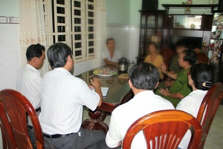 Đoàn kiểm tra làm việc với vợ chồng ông Lâm để truy nguồn gốc số măng độc