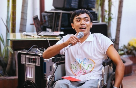 Liệt 2 chân nhưng Ý lúc nào cũng rạng rỡ, quyết tâm học nghề để thay đổi số phận