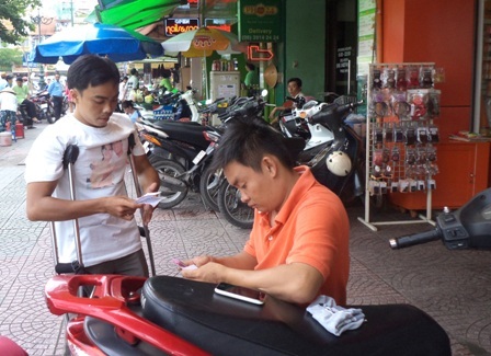 Ngày mới vào Sài Gòn, Ý chống nạng đi khắp thành phố bán vé số