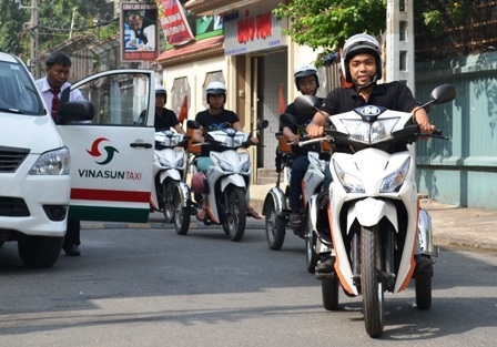 Hiện Ý làm tài xế taxi 3 bánh chở miễn phí cho các bạn khuyết tật đi học, đi làm