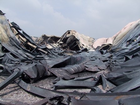 Đến gần giữa đêm, ngọn lửa mới được giập tắt