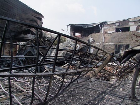 Sáng 11/12, nhà xưởng của công ty chỉ còn là 1 đống tan hoang, rất may không có thiệt hại về người