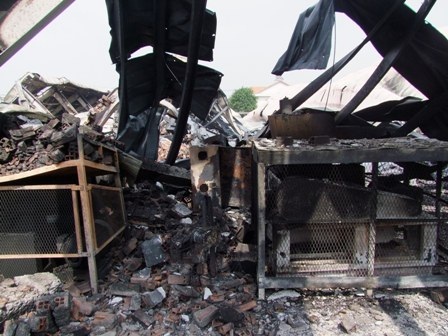 Sáng 11/12, nhà xưởng của công ty chỉ còn là 1 đống tan hoang, rất may không có thiệt hại về người