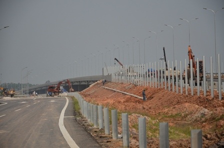 Thi công vội để thông xe nên xảy ra khiếm khuyết!