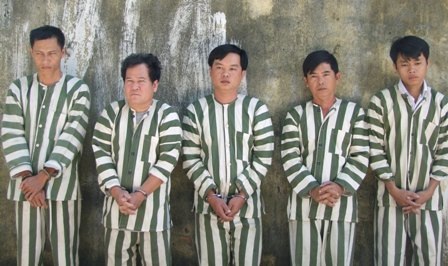 Từ trái qua phải: Châu, Lâm, Hải, Thanh, Hiếu tại cơ quan điều tra