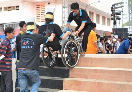 Những bậc tam cấp, những vỉa hè dốc đứng… là rào cản lớn ngăn NKT bước ra đường