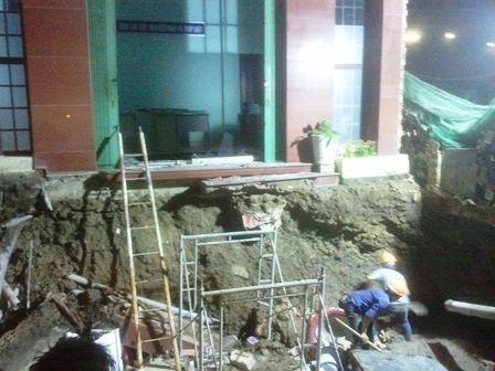 Báo cáo nguyên nhân gây sụt lún trụ sở TAND TPHCM - 1 Trụ sở toàn án Hành chính - Kinh tế - Lao động bị sụt 1 hố sâu đến hơn 3m