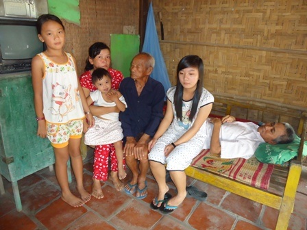 Cả nhà 6 miệng ăn, 3 người bệnh đều dựa vào thu nhập ít ỏi của chị Trâm