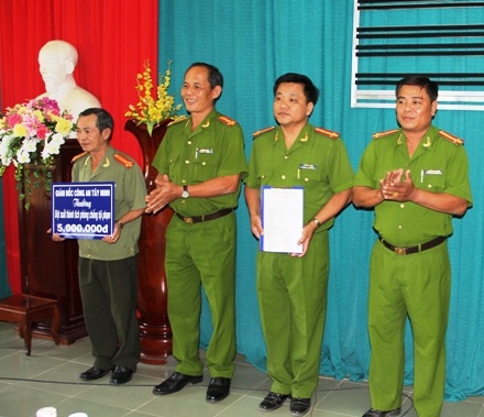 Đại tá Lý Hồng Sinh trao thưởng cho tập thể Công an huyện Tân Châu