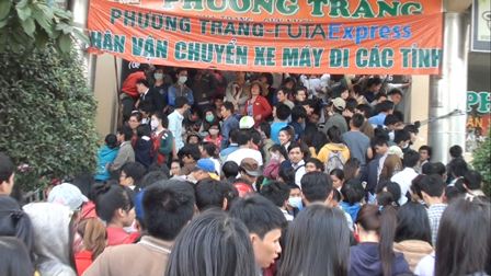Ảnh tuần qua: Bức họa chân dung nổi tiếng cả nước - 8 Hàng ngàn người chen chúc mua vé xe tết