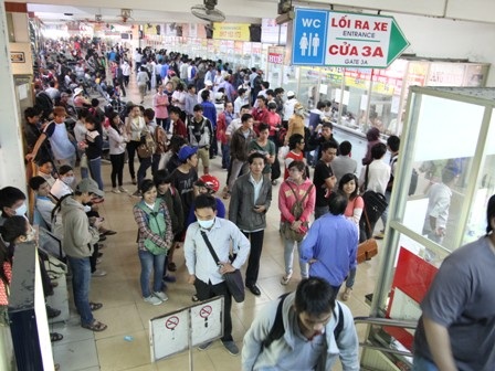 Nhiều người không thể chen vào cầu thang lên phòng vé đành đứng chờ dưới chân cầu