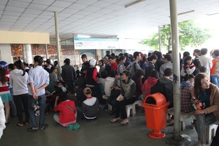 Ngồi tràn cả ra sân bến xe