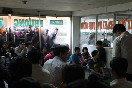 Ngồi tràn cả ra sân bến xe