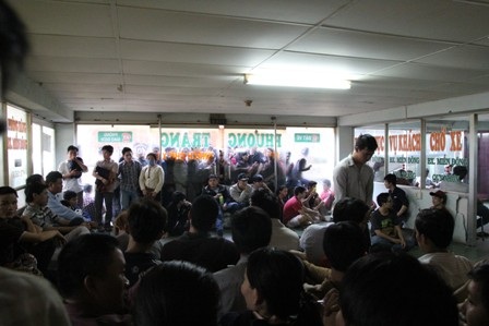 Ngồi tràn cả ra sân bến xe