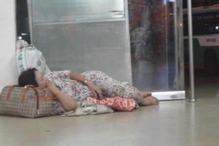 Mệt mỏi chờ xe