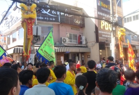 TPHCM: Tưng bừng múa lân mở hàng đầu năm - 1 Những ngày đầu năm, phố
phường lại rộn rã những màn múa lân khai trương, mở hàng đầu năm