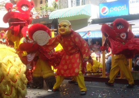 TPHCM: Tưng bừng múa lân mở hàng đầu năm - 15 Ông Địa, Thần tài và
những chú lân là hình ảnh quen thuộc trong những ngày này