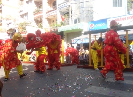 TPHCM: Tưng bừng múa lân mở hàng đầu năm - 16 Ông Địa, Thần tài và
những chú lân là hình ảnh quen thuộc trong những ngày này