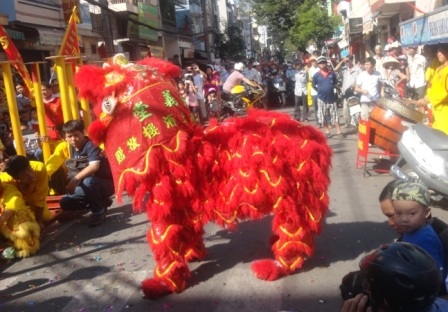TPHCM: Tưng bừng múa lân mở hàng đầu năm - 19 Một đoạn đường kẹt cứng vì đôi lân đang chúc 1
nhà hàng đầu năm buôn may bán đắt