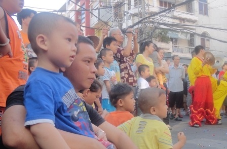 TPHCM: Tưng bừng múa lân mở hàng đầu năm - 20 Đặc biệt là những đứa trẻ thì rất thích thú