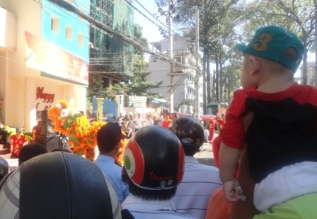 TPHCM: Tưng bừng múa lân mở hàng đầu năm - 2 Những ngày đầu năm, phố
phường lại rộn rã những màn múa lân khai trương, mở hàng đầu năm