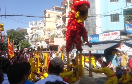 TPHCM: Tưng bừng múa lân mở hàng đầu năm - 3 Nhộn nhịp người dân
đứng xem màn múa lân khai trương một cửa hàng trên đường Vĩnh Viễn