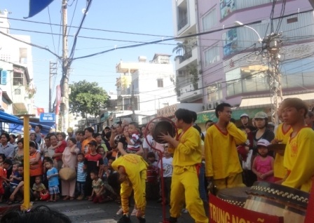 TPHCM: Tưng bừng múa lân mở hàng đầu năm - 4 Nhộn nhịp người dân
đứng xem màn múa lân khai trương một cửa hàng trên đường Vĩnh Viễn