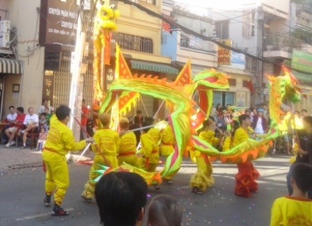 TPHCM: Tưng bừng múa lân mở hàng đầu năm - 5 Nhiều cửa hàng lớn còn
mời cả dịch vụ múa rồng với đông diễn viên, giá cả đắt đỏ