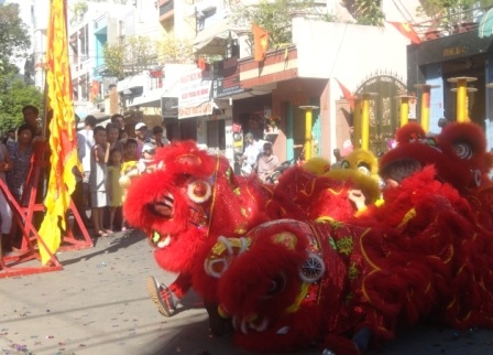 TPHCM: Tưng bừng múa lân mở hàng đầu năm - 7 Đầu năm, dịch vụ múa
lân sư rồng mở hàng đắt khách, làm không hết việc