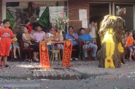 TPHCM: Tưng bừng múa lân mở hàng đầu năm - 8 Bàn cúng mở hàng đầu năm tại 1 quán cà phê ở quận 5