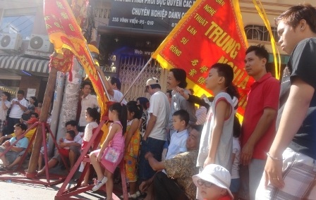 TPHCM: Tưng bừng múa lân mở hàng đầu năm - 9 Rất đông người dân tụ tập xem