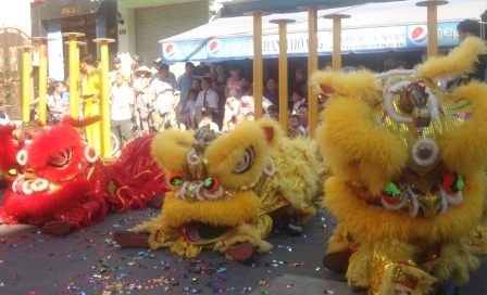 TPHCM: Tưng bừng múa lân mở hàng đầu năm - 11 Những chú lân sặc sỡ
nằm chờ đến lượt biểu diễn.